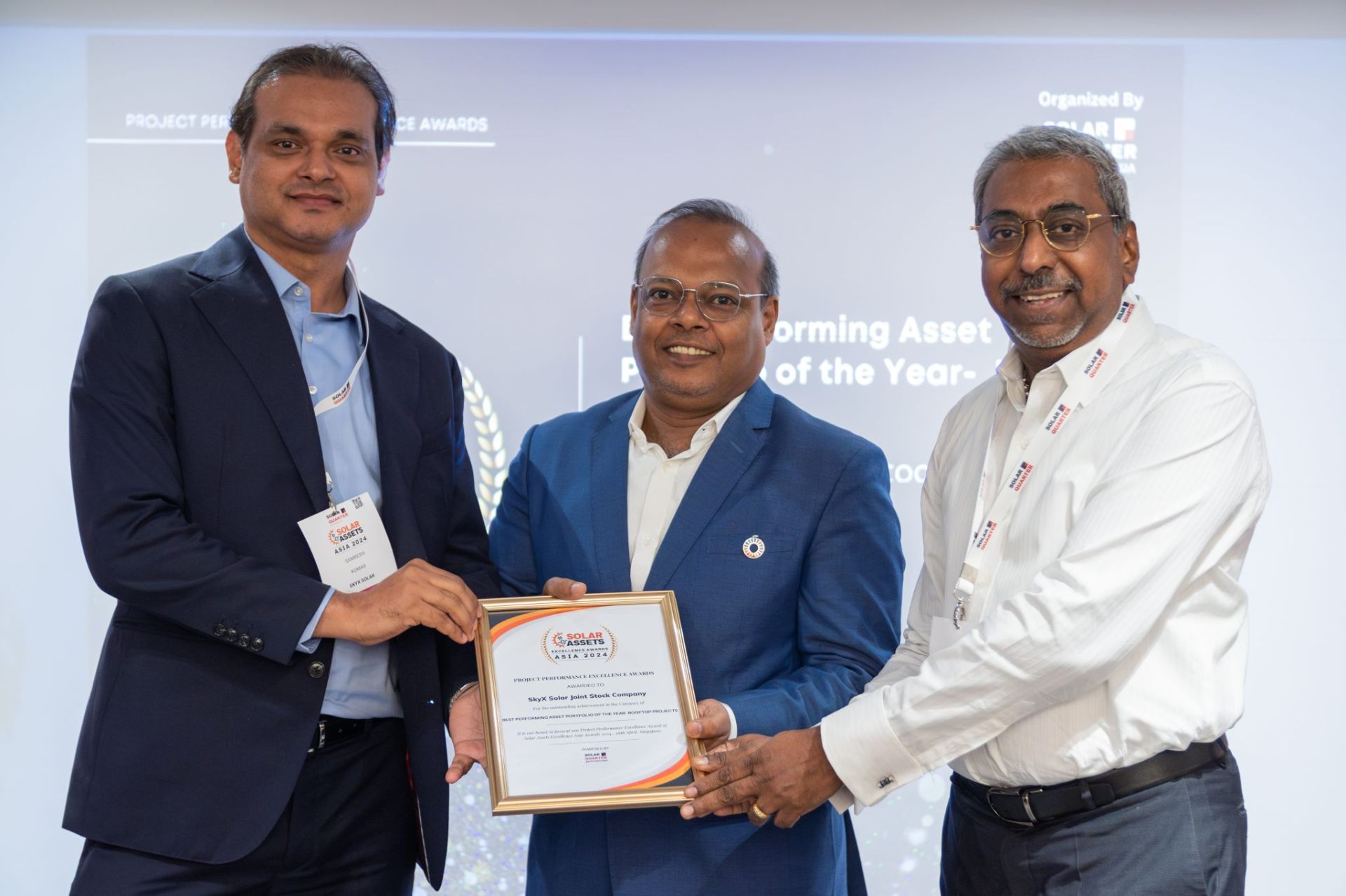 Samresh Kumar receiving Solar Assets Asia 2024 award
